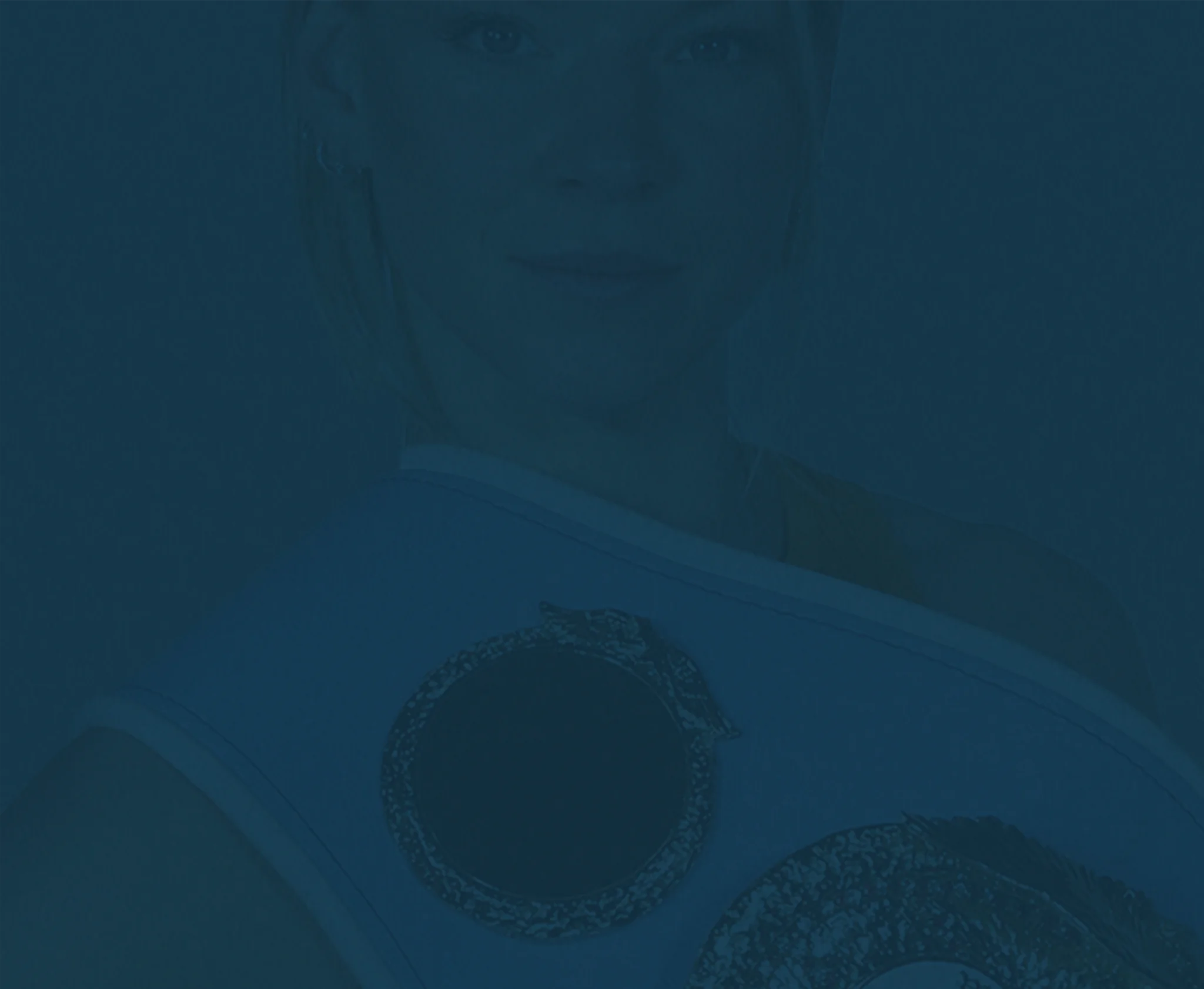 Nina Meinke trägt einen Boxgürtel und posiert mit einem neutralen Gesichtsausdruck.