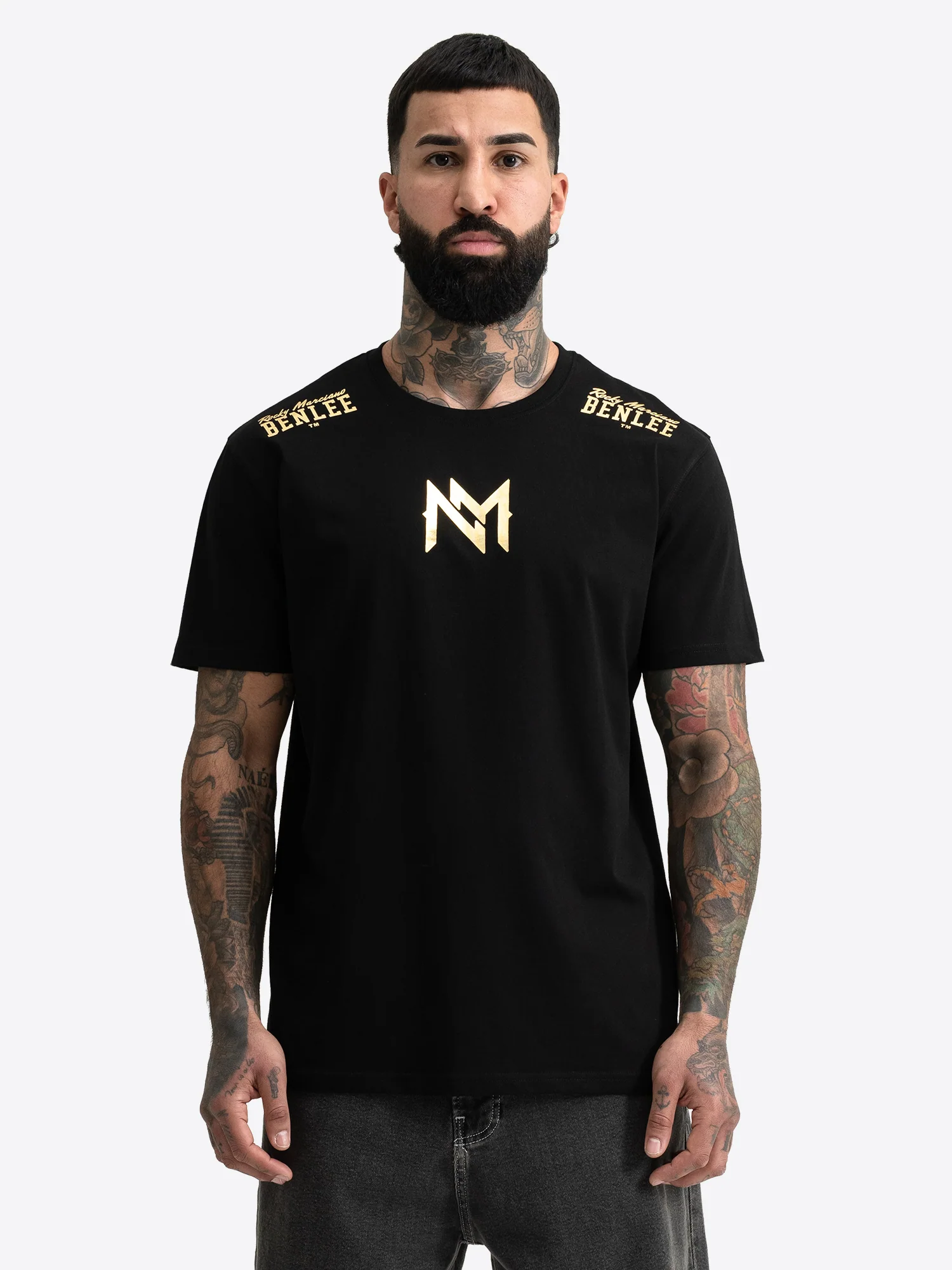 Schwarzes Herren T-Shirt von BENLEE mit goldenem Druck „KENOSHA“ vorne sowie Logo-Prints an den Schultern und klassischem Rundhalsausschnitt.