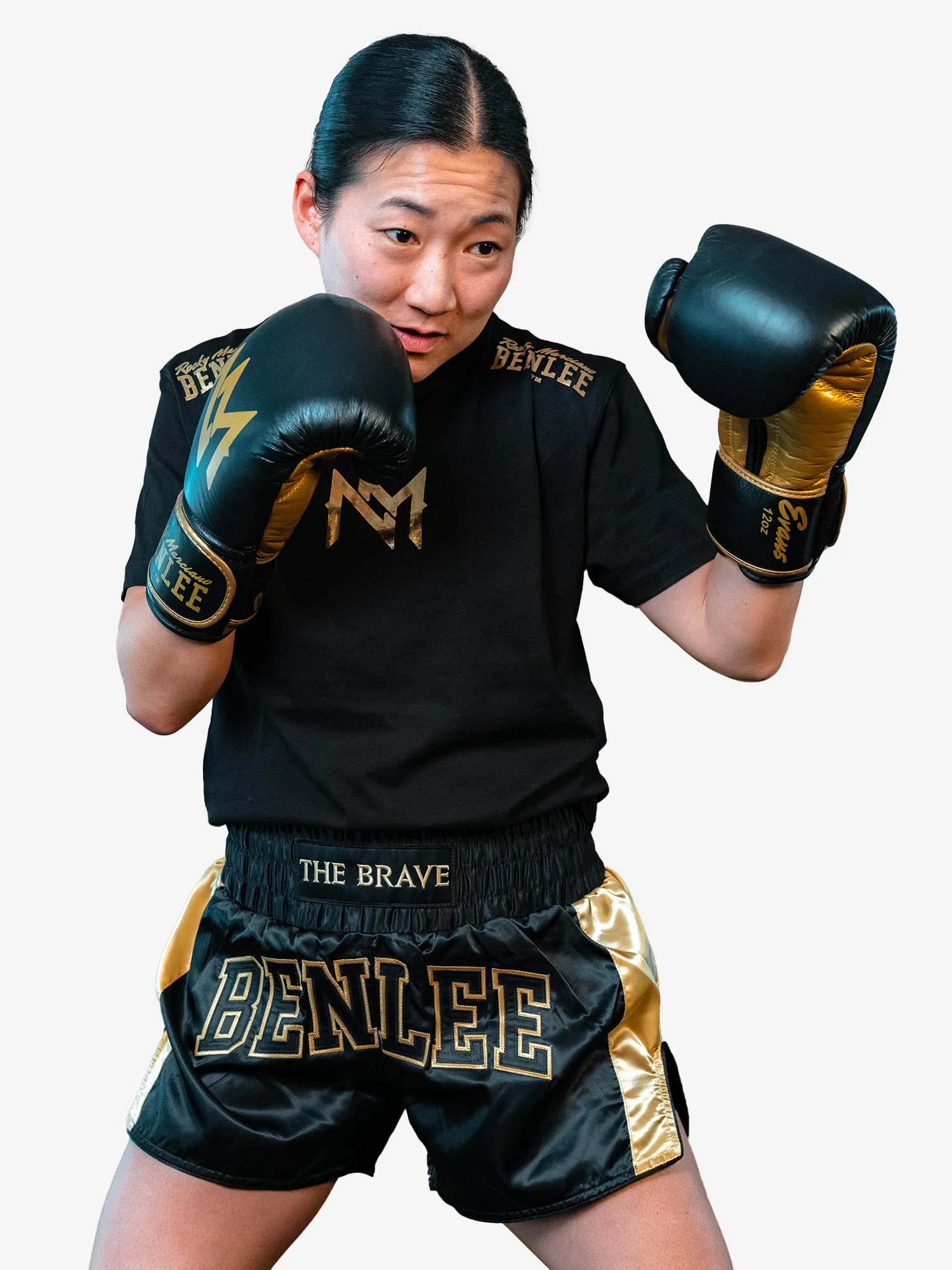Schwarz-goldene NARROWSBURG Thai-Boxhose von BENLEE aus Satin mit elastischem Bund, Patches und kontrastierenden Seitenstreifen.