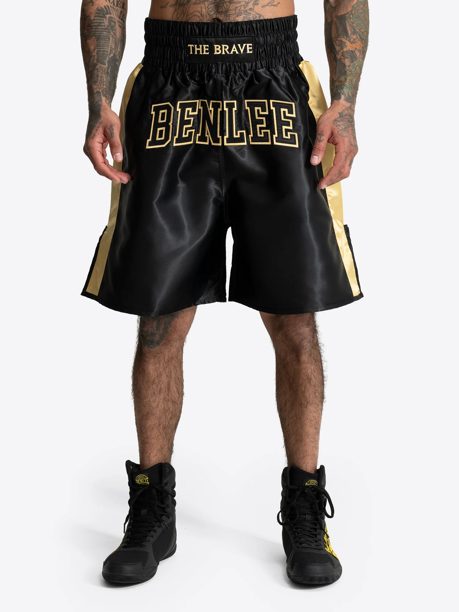 Schwarz-goldene DAHLONEGA Herren-Boxhose von BENLEE aus der Nina Meinke Kollektion mit elastischem Bund und „THE BRAVE“-Logo aus 100% Polyester.
