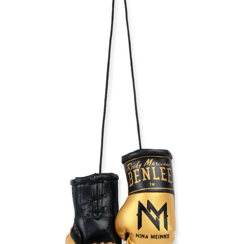 Mini-Boxhandschuhe der Nina-Meinke-Version von BENLEE in schwarz-gold aus Kunstleder, mit Schriftzug &bdquo;Rocky Marciano&ldquo; und &bdquo;Nina Meinke&ldquo; auf den Handfl&auml;chen.