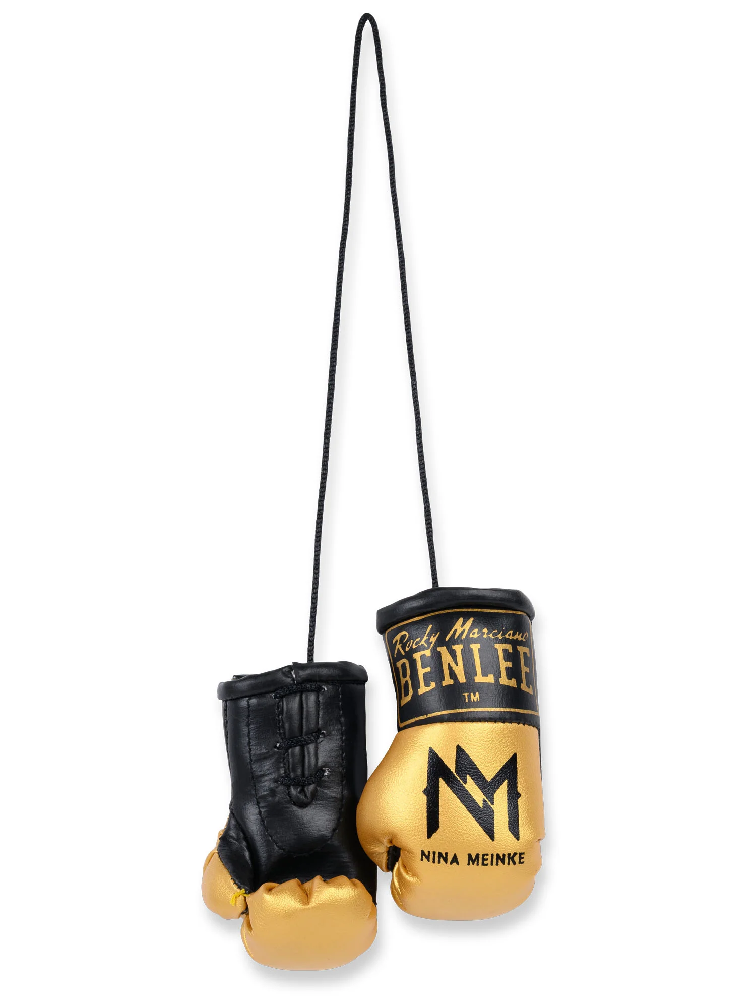 Mini-Boxhandschuhe der Nina-Meinke-Version von BENLEE in schwarz-gold aus Kunstleder, mit Schriftzug „Rocky Marciano“ und „Nina Meinke“ auf den Handflächen.