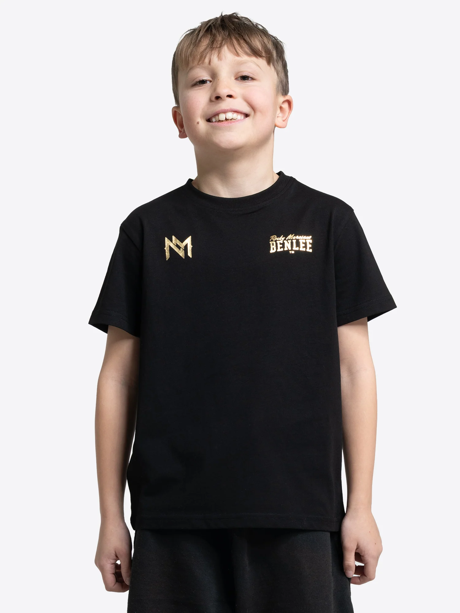 Schwarzes Kinder T-Shirt von BENLEE mit goldfarbenem Logo-Print auf der Brust und Rundhalsausschnitt, PERU Design mit klaren Akzenten.