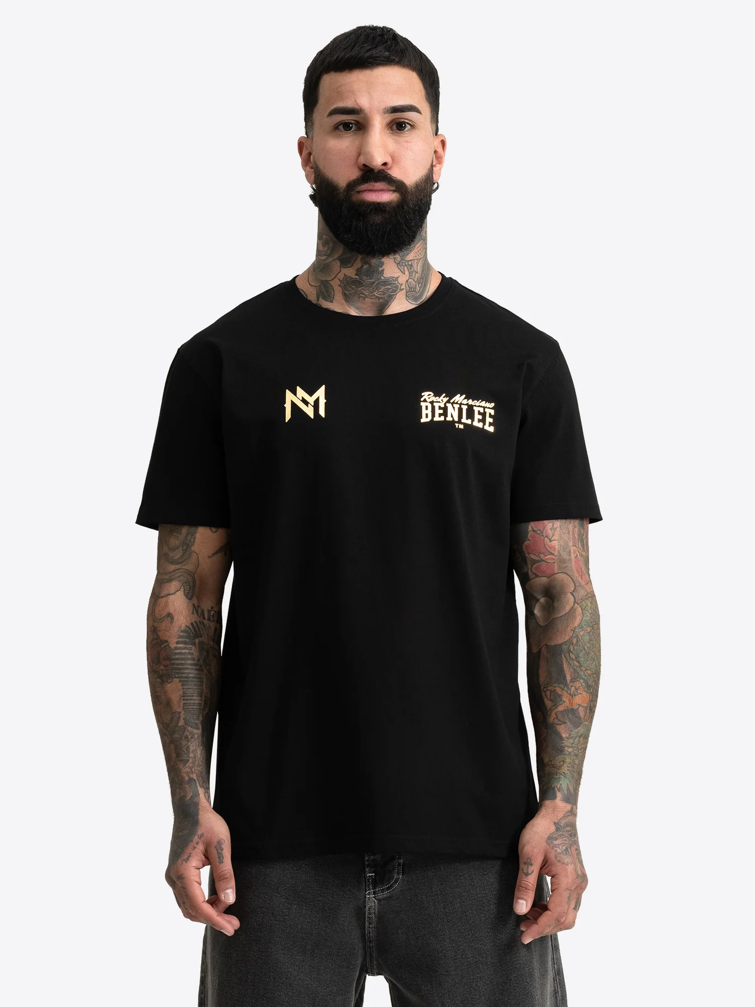 Schwarzes PEEKSKILL Unisex T-Shirt von BENLEE mit goldenen Prints auf der Brust, klassischem Rundhalsausschnitt und markantem Druck.